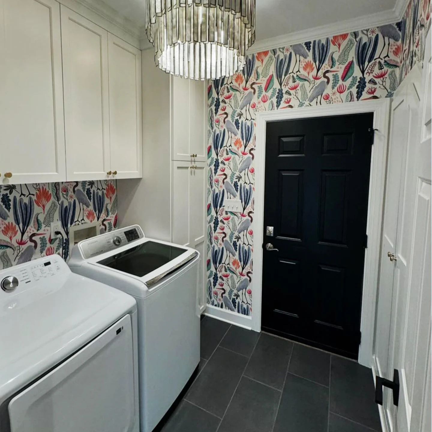 Heron wallpaper in a laundry room